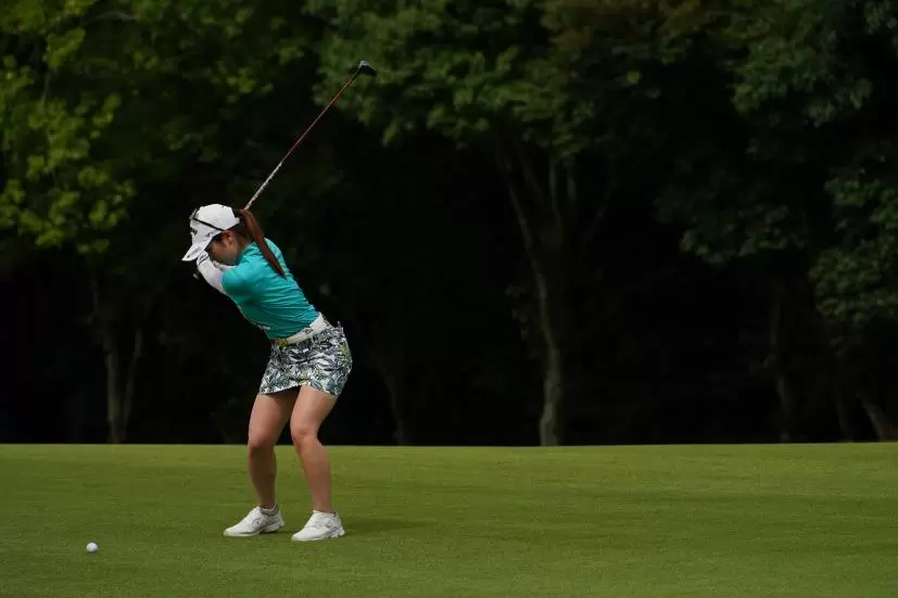 西村優菜のフェアウェイウッド連続写真【2021年アース・モンダミンカップ・R4】（2021年）