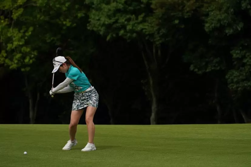 西村優菜のフェアウェイウッド連続写真【2021年アース・モンダミンカップ・R4】（2021年）