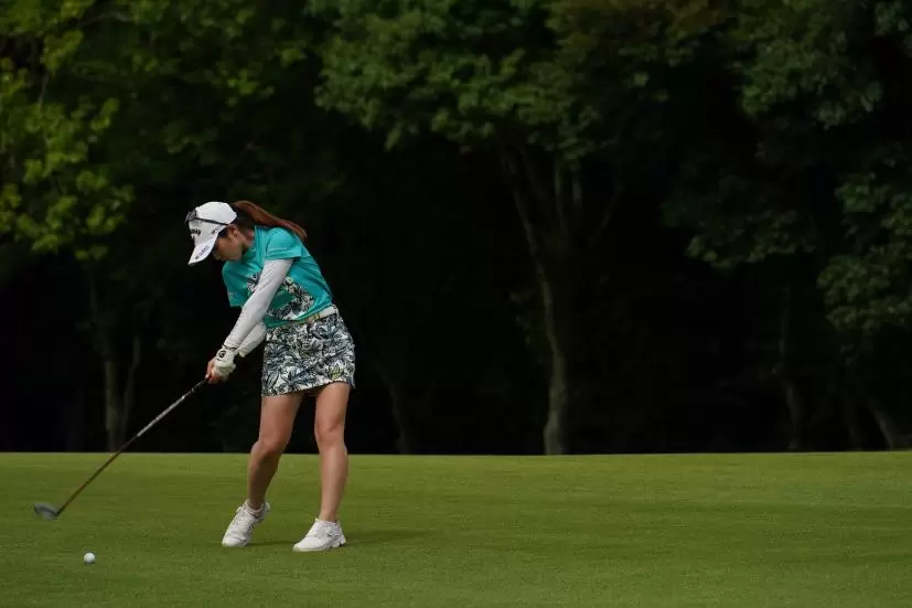 西村優菜のフェアウェイウッド連続写真【2021年アース・モンダミンカップ・R4】（2021年）