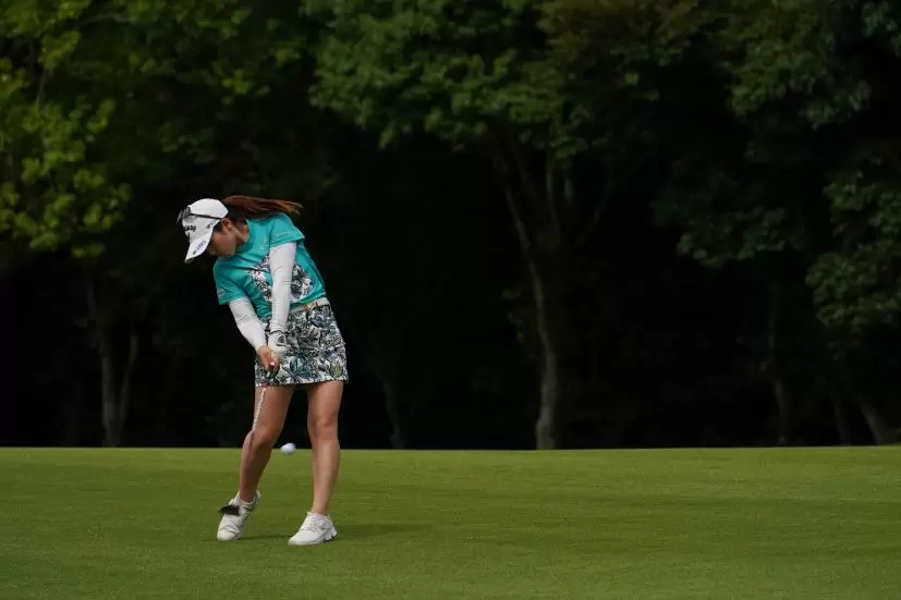 西村優菜のフェアウェイウッド連続写真【2021年アース・モンダミンカップ・R4】（2021年）