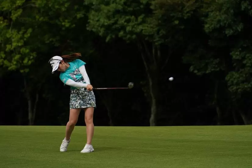 西村優菜のフェアウェイウッド連続写真【2021年アース・モンダミンカップ・R4】（2021年）