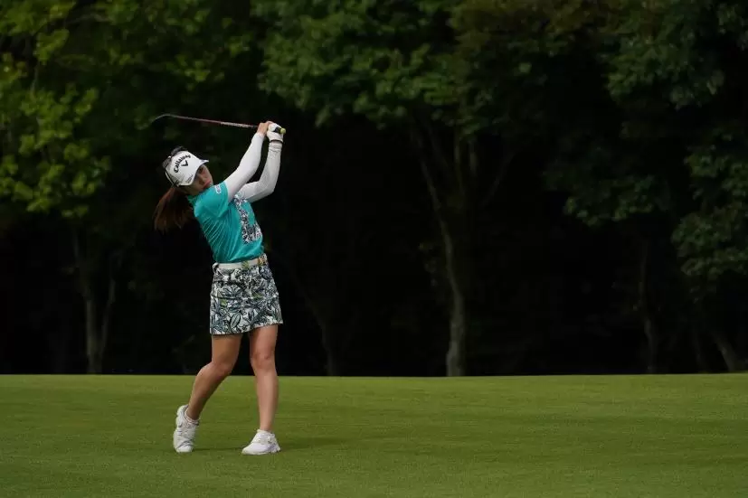 西村優菜のフェアウェイウッド連続写真【2021年アース・モンダミンカップ・R4】（2021年）