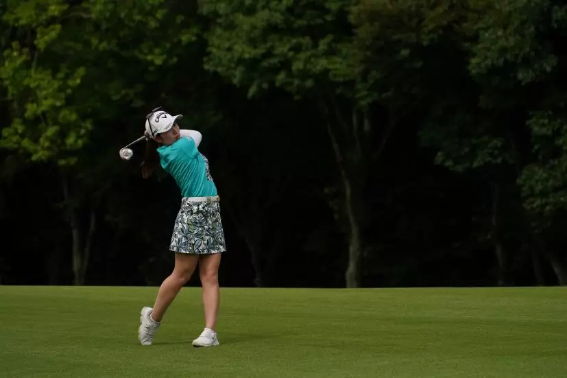 西村優菜のフェアウェイウッド連続写真【2021年アース・モンダミンカップ・R4】（2021年）