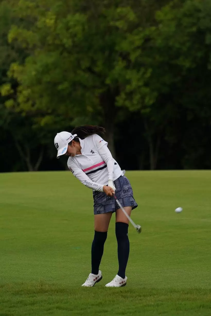 堀琴音のアイアン　フォロー①