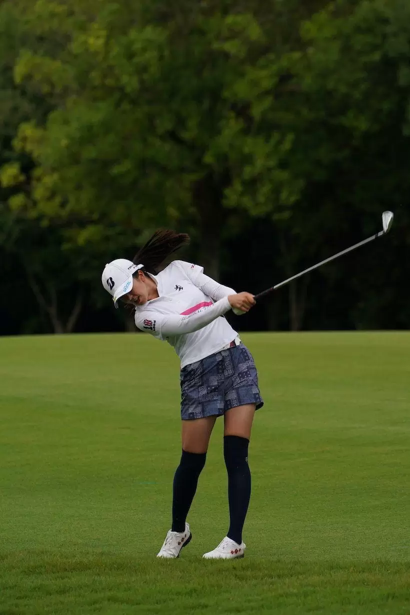 堀琴音のアイアン　フォロー②