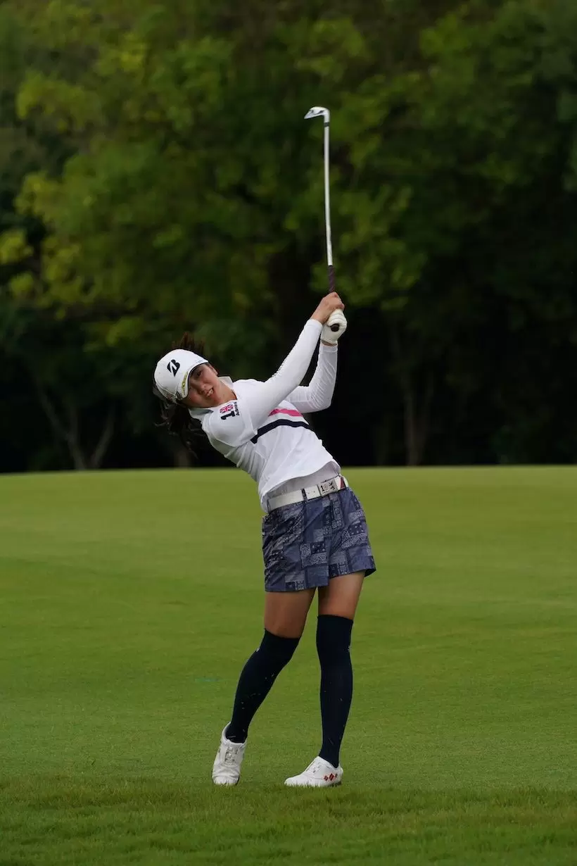 堀琴音のアイアン　フォロー③