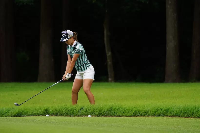 上田桃子のユーティリティ（ラフ）　バックスイング①