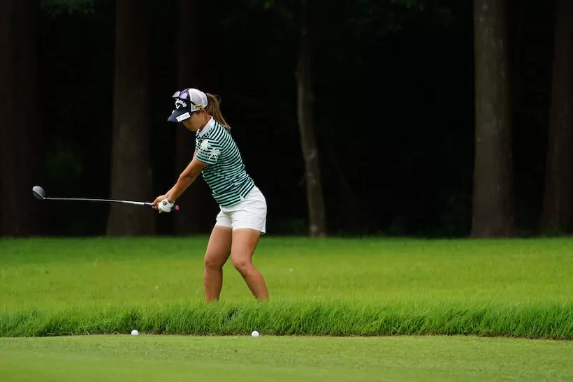 上田桃子のユーティリティ（ラフ）　バックスイング②