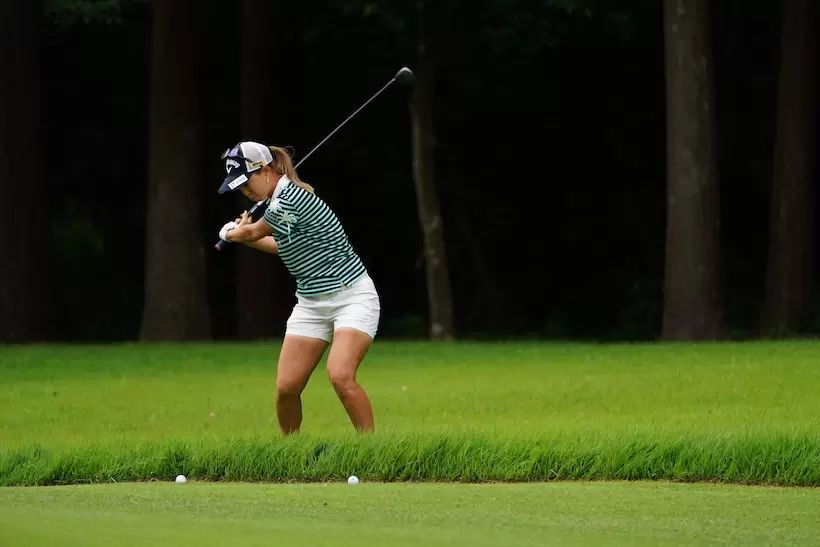 上田桃子のユーティリティ（ラフ）　ダウンスイング①