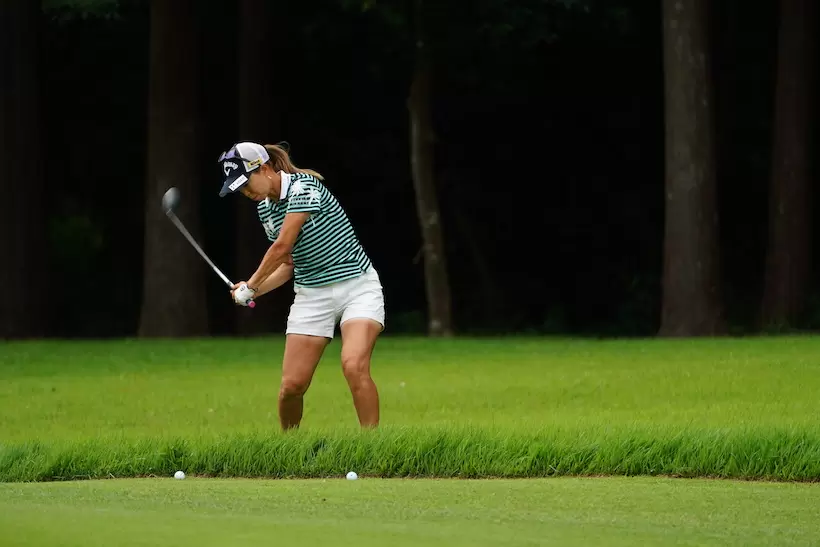 上田桃子のユーティリティ（ラフ）　ダウンスイング②