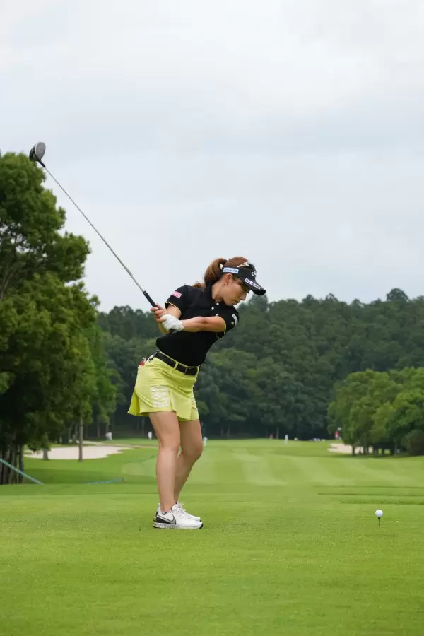 木村彩子のドライバースイング連続写真【2021年アース・モンダミンカップ・R1】