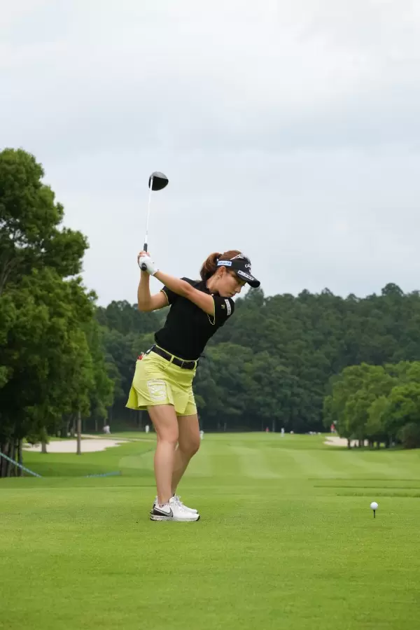 木村彩子のドライバースイング連続写真【2021年アース・モンダミンカップ・R1】