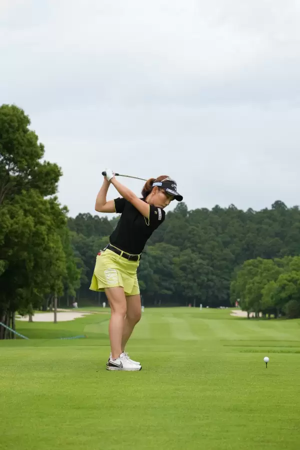 木村彩子のドライバースイング連続写真【2021年アース・モンダミンカップ・R1】