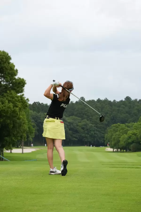 木村彩子のドライバースイング連続写真【2021年アース・モンダミンカップ・R1】