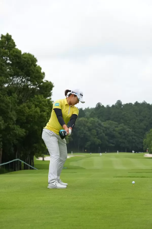 永峰咲希のドライバースイング連続写真【2021年アース・モンダミンカップ・R1】