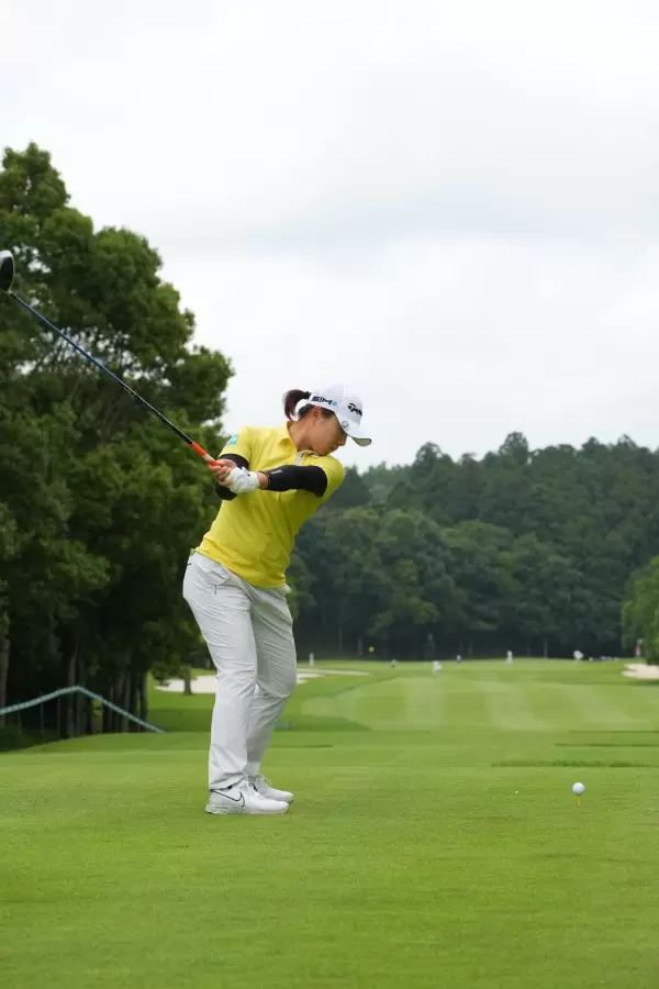 永峰咲希のドライバースイング連続写真【2021年アース・モンダミンカップ・R1】