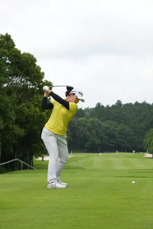 永峰咲希のドライバースイング連続写真【2021年アース・モンダミンカップ・R1】