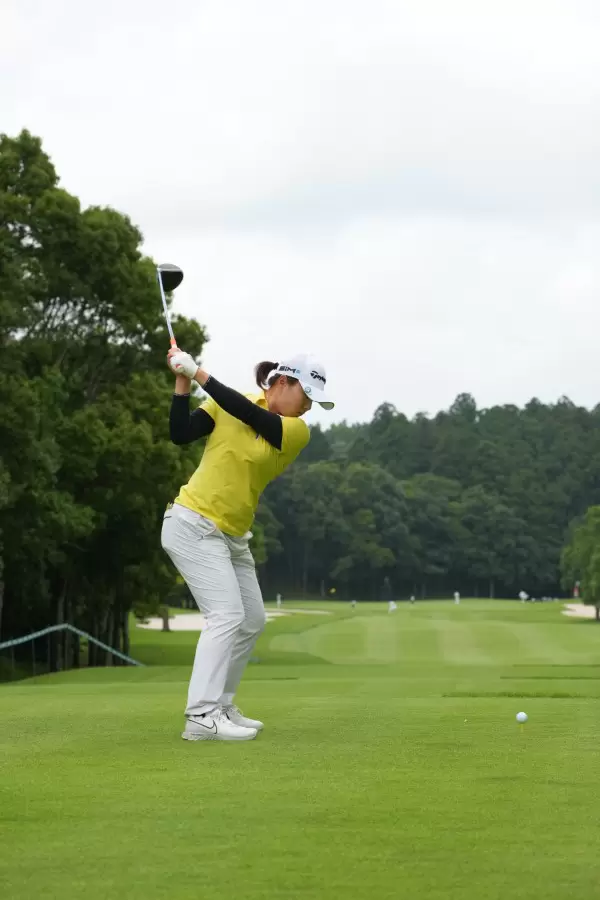 永峰咲希のドライバースイング連続写真【2021年アース・モンダミンカップ・R1】