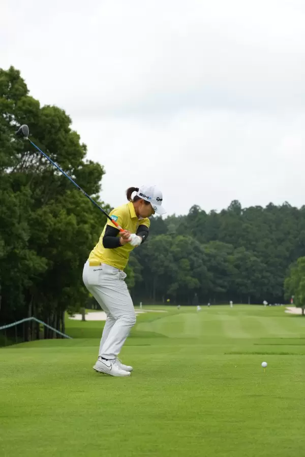 永峰咲希のドライバー連続写真【2021年アース・モンダミンカップ・R1】