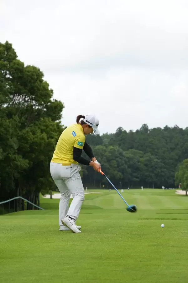 永峰咲希のドライバースイング連続写真【2021年アース・モンダミンカップ・R1】