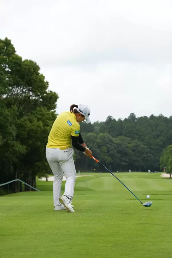 永峰咲希のドライバースイング連続写真【2021年アース・モンダミンカップ・R1】