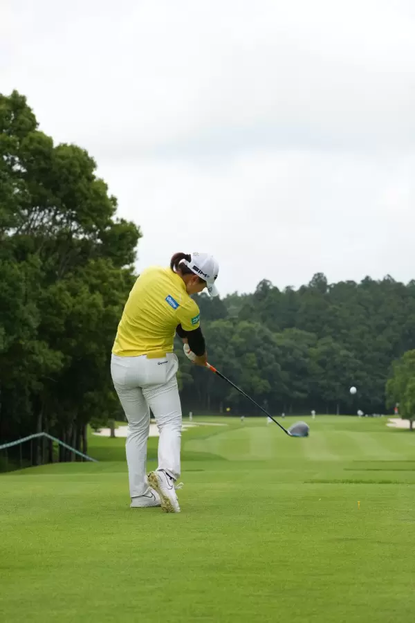 永峰咲希のドライバー連続写真【2021年アース・モンダミンカップ・R1】