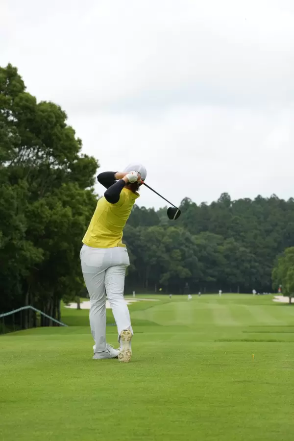 永峰咲希のドライバースイング連続写真【2021年アース・モンダミンカップ・R1】