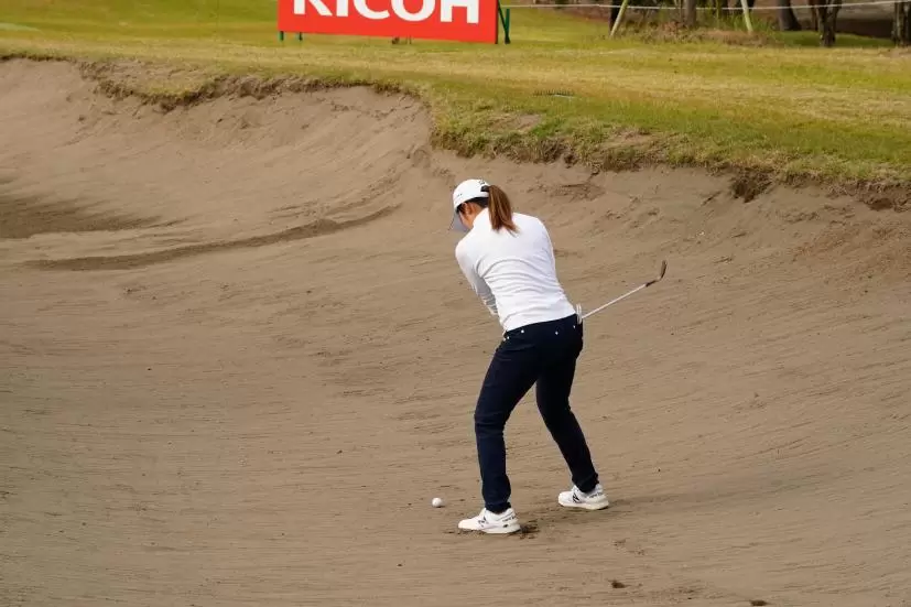 稲見萌寧のバンカーショット連続写真【2021年JLPGAツアーチャンピオンシップリコーカップ】
