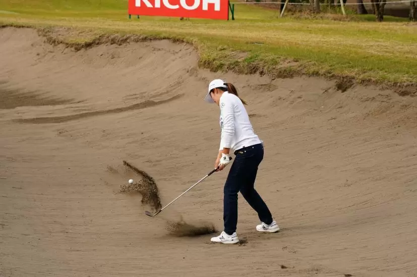 稲見萌寧のバンカーショット連続写真【2021年JLPGAツアーチャンピオンシップリコーカップ】
