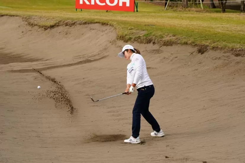 稲見萌寧のバンカーショット連続写真【2021年JLPGAツアーチャンピオンシップリコーカップ】