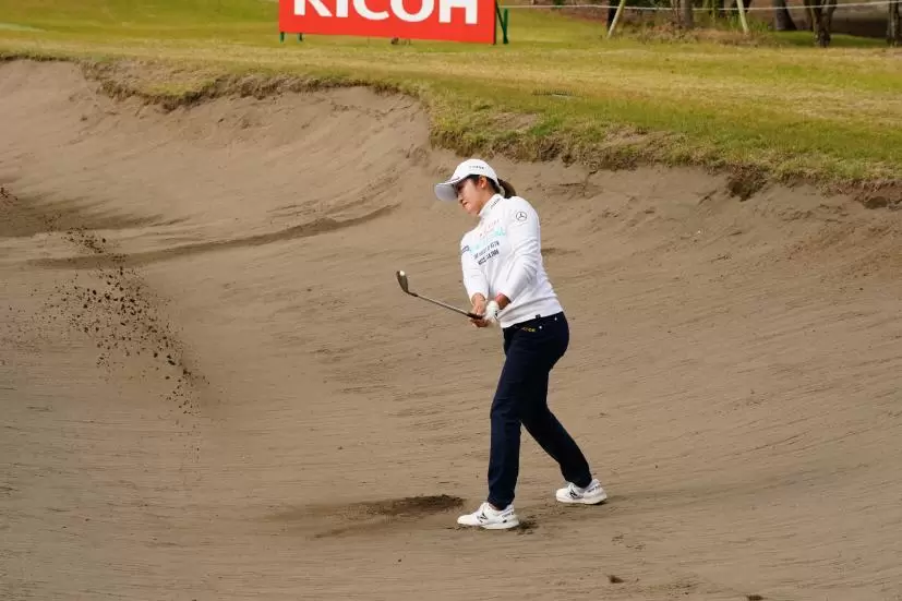 稲見萌寧のバンカーショット連続写真【2021年JLPGAツアーチャンピオンシップリコーカップ】
