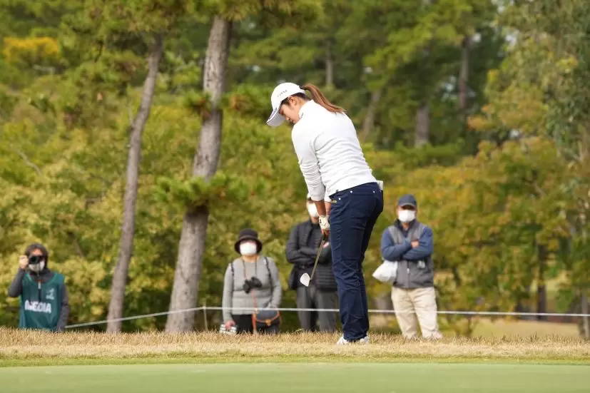 稲見萌寧のウェッジスイング（アプローチ）連続写真【2021年JLPGAツアーチャンピオンシップリコーカップ】