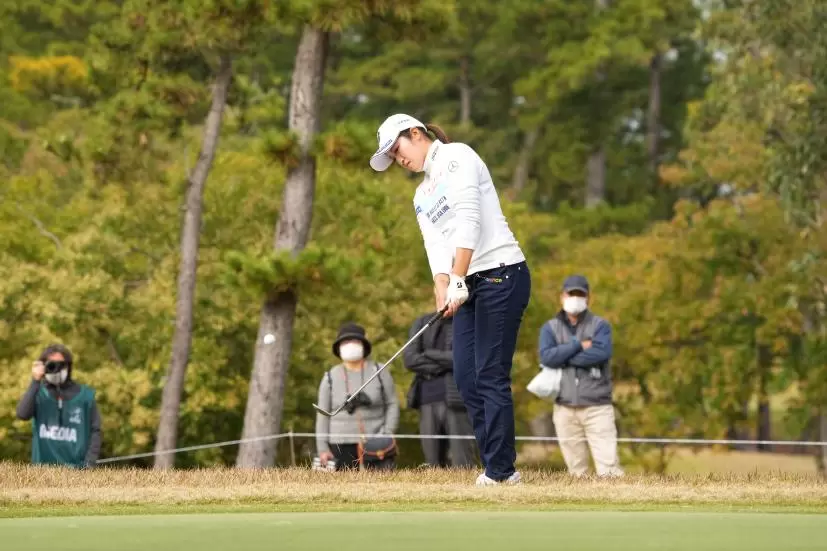 稲見萌寧のウェッジスイング（アプローチ）連続写真【2021年JLPGAツアーチャンピオンシップリコーカップ】