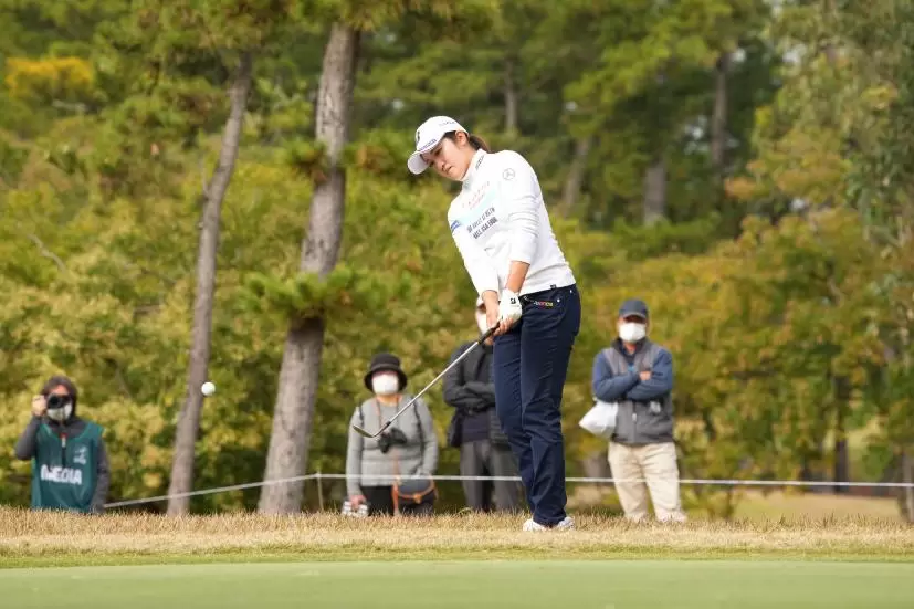 稲見萌寧のウェッジスイング（アプローチ）連続写真【2021年JLPGAツアーチャンピオンシップリコーカップ】