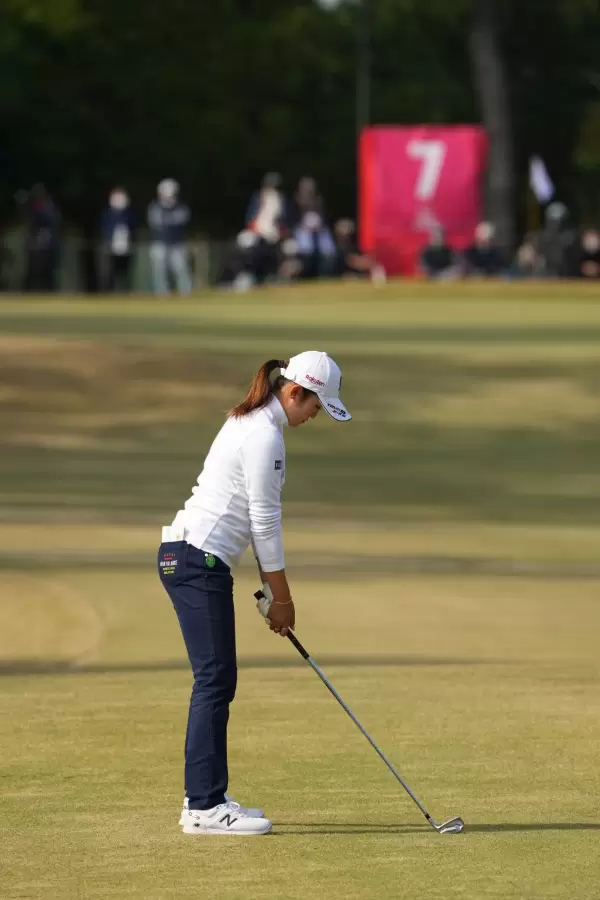 稲見萌寧のアイアンスイング（後方）連続写真【2021年JLPGAツアーチャンピオンシップリコーカップ】