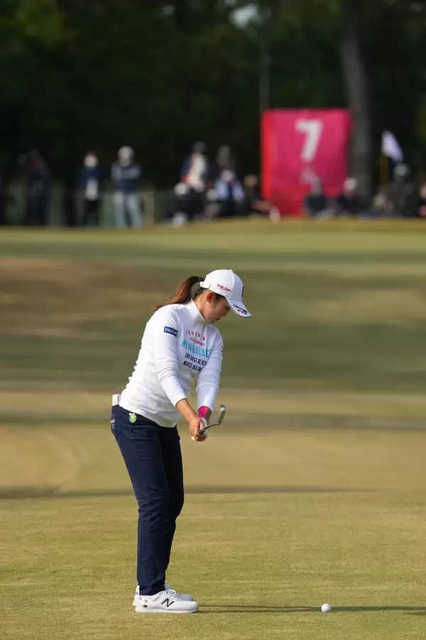 稲見萌寧のアイアンスイング（後方）連続写真【2021年JLPGAツアーチャンピオンシップリコーカップ】