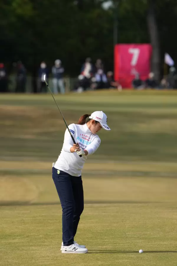 稲見萌寧のアイアンスイング（後方）連続写真【2021年JLPGAツアーチャンピオンシップリコーカップ】