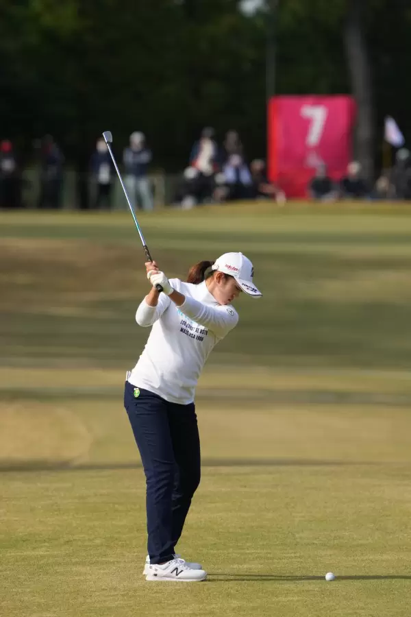 稲見萌寧のアイアンスイング（後方）連続写真【2021年JLPGAツアーチャンピオンシップリコーカップ】