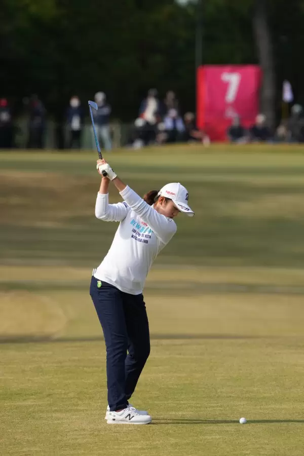 稲見萌寧のアイアンスイング（後方）連続写真【2021年JLPGAツアーチャンピオンシップリコーカップ】