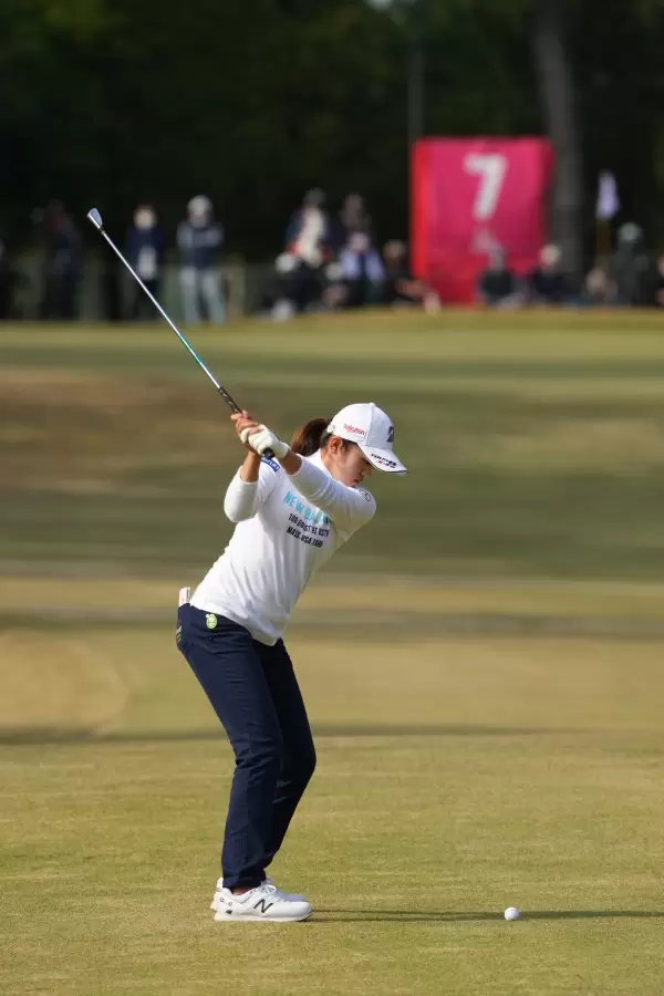 稲見萌寧のアイアンスイング（後方）連続写真【2021年JLPGAツアーチャンピオンシップリコーカップ】