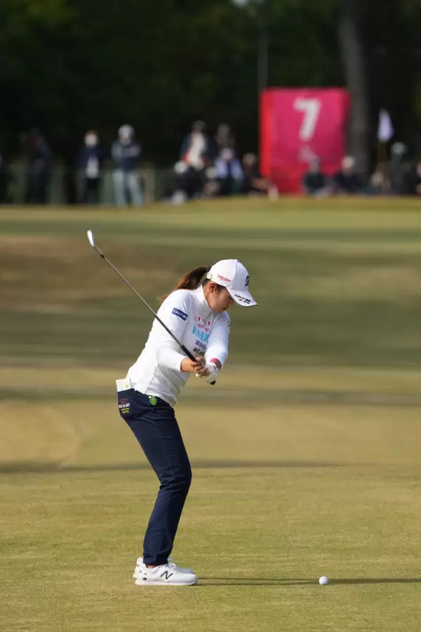 稲見萌寧のアイアンスイング（後方）連続写真【2021年JLPGAツアーチャンピオンシップリコーカップ】