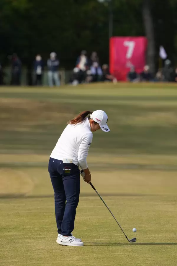 稲見萌寧のアイアンスイング（後方）連続写真【2021年JLPGAツアーチャンピオンシップリコーカップ】