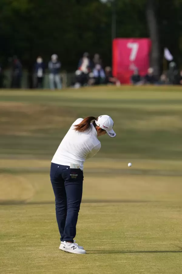 稲見萌寧のアイアンスイング（後方）連続写真【2021年JLPGAツアーチャンピオンシップリコーカップ】