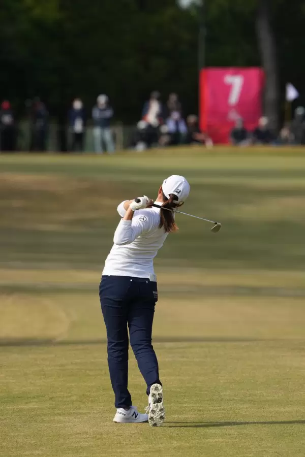 稲見萌寧のアイアンスイング（後方）連続写真【2021年JLPGAツアーチャンピオンシップリコーカップ】