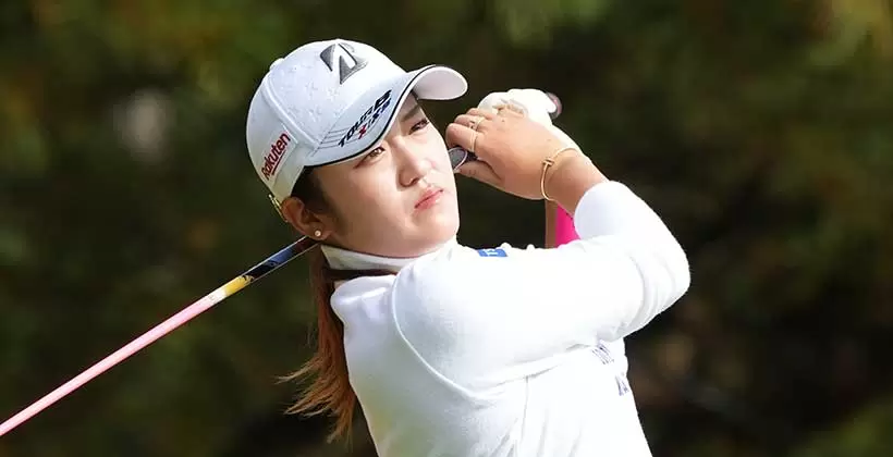 稲見萌寧のアイアンスイング（後方）連続写真【2021年JLPGAツアーチャンピオンシップリコーカップ】