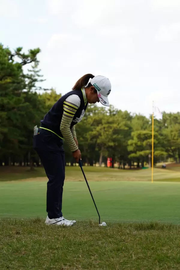 古江彩佳のパッティングストローク（ラフ）連続写真【2021年JLPGAツアーチャンピオンシップリコーカップ】