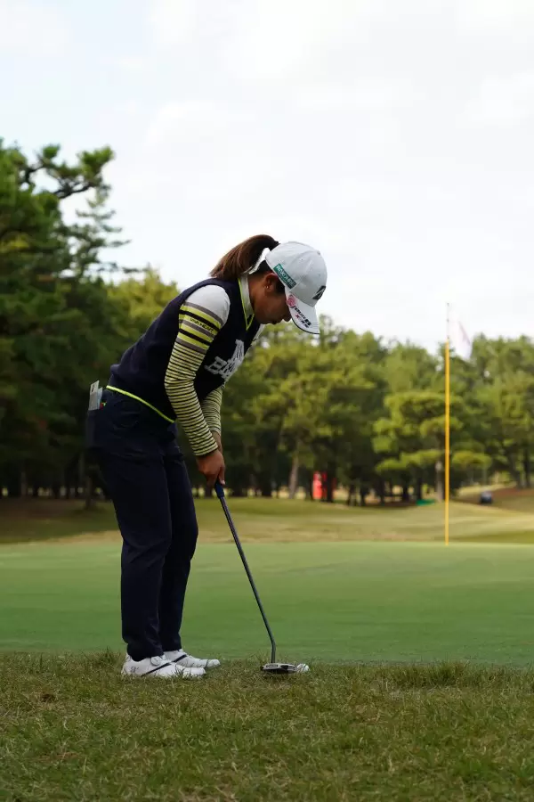 古江彩佳のパッティングストローク（ラフ）連続写真【2021年JLPGAツアーチャンピオンシップリコーカップ】