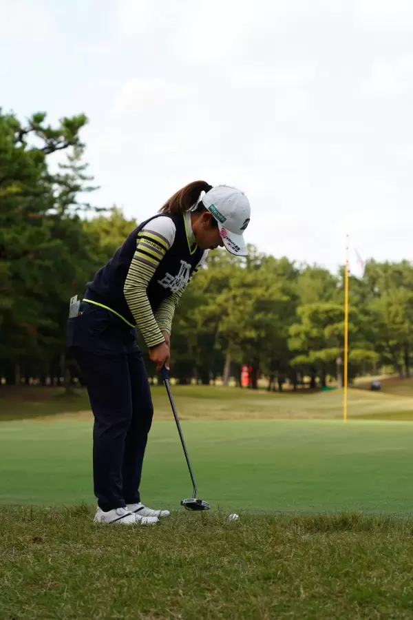古江彩佳のパッティングストローク（ラフ）連続写真【2021年JLPGAツアーチャンピオンシップリコーカップ】