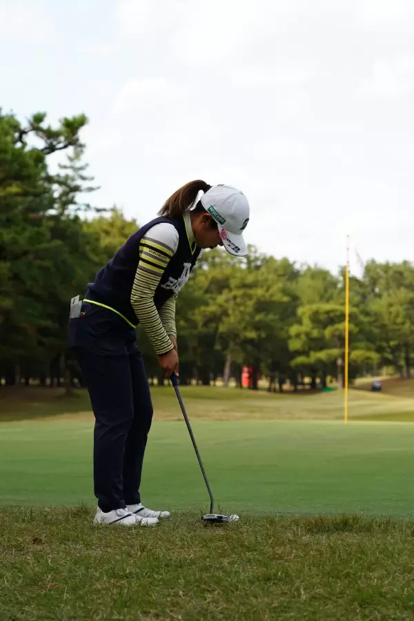 古江彩佳のパッティングストローク（ラフ）連続写真【2021年JLPGAツアーチャンピオンシップリコーカップ】