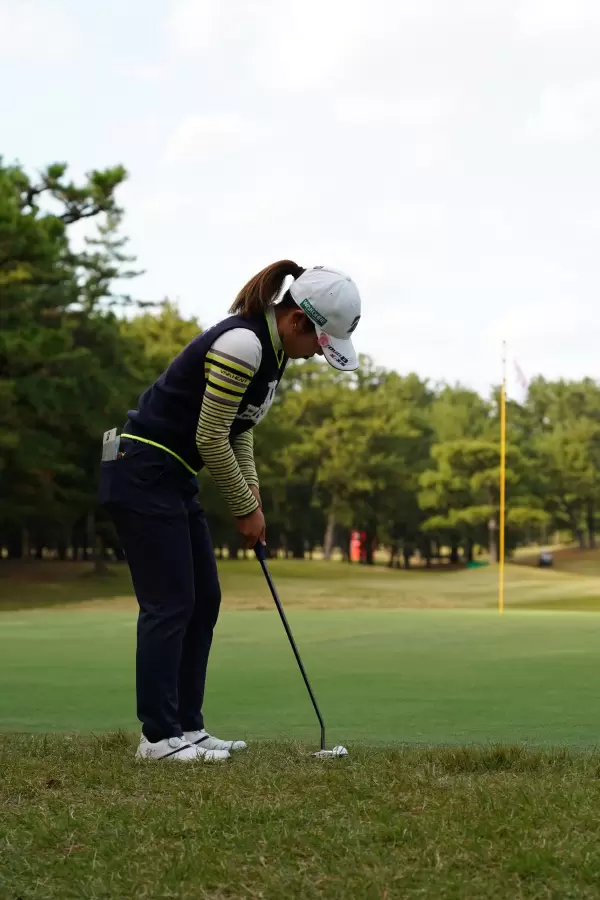 古江彩佳のパッティングストローク（ラフ）連続写真【2021年JLPGAツアーチャンピオンシップリコーカップ】